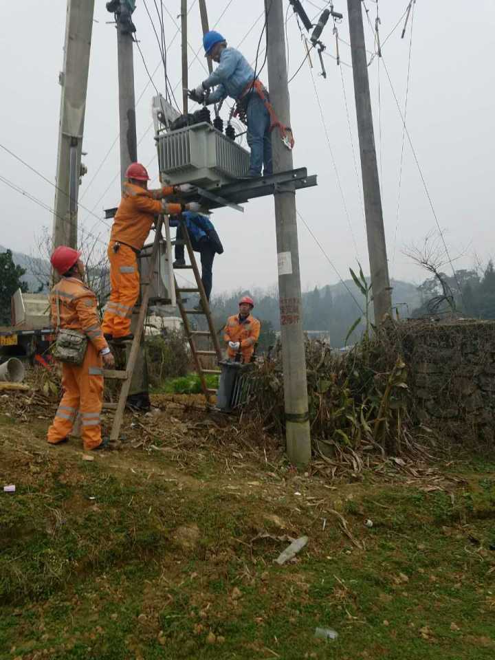 守護燈火，電力人在行動——松桃供電局一線員工春節(jié)保電側(cè)記