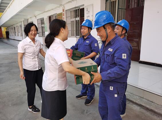 陜西地電城固分公司開展關(guān)愛職工“送清涼”活動(dòng)