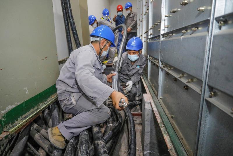 與時(shí)間賽跑，為生命加速 電力員工星夜鏖戰(zhàn)為醫(yī)院用電“增容”