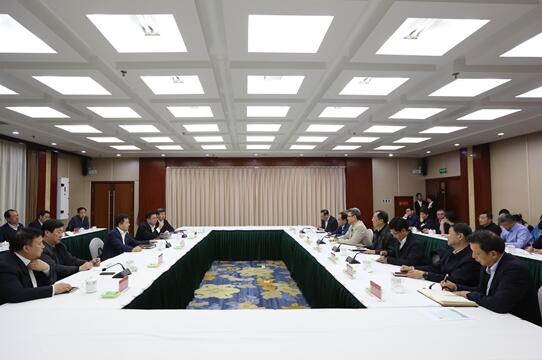 錢智民與保定市委書記黨曉龍、市長郭建英進(jìn)行座談交流