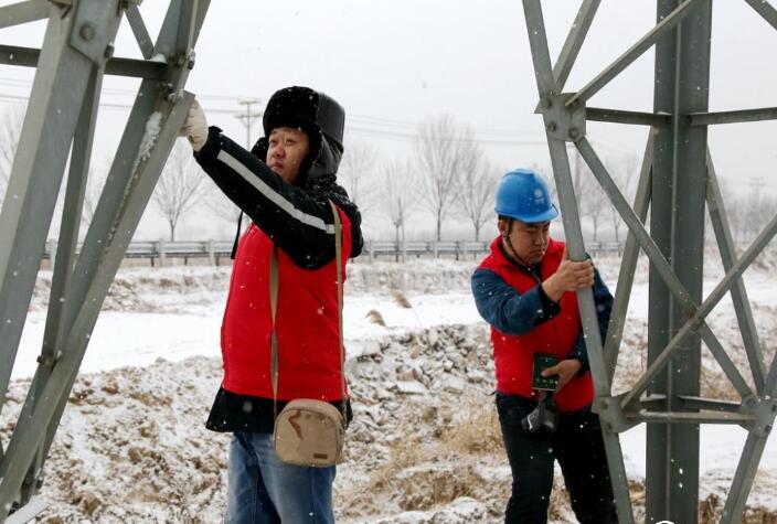 國(guó)網(wǎng)無棣縣供電公司冒雪巡線確保民生用電