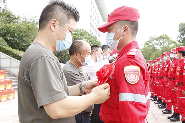 駐地退役軍人創(chuàng)業(yè)服務(wù)公司走訪慰問(wèn)中國(guó)安能常州分公司赴鄭搶險(xiǎn)隊(duì)員