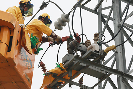 連云港東海縣供電公司帶電作業(yè)班及時排除用電故障