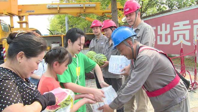 四川什邡：電力工人高溫保電忙，社區(qū)群眾熱情慰問表感謝