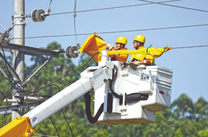 四川廣安：40攝氏度，他們帶電作業(yè)