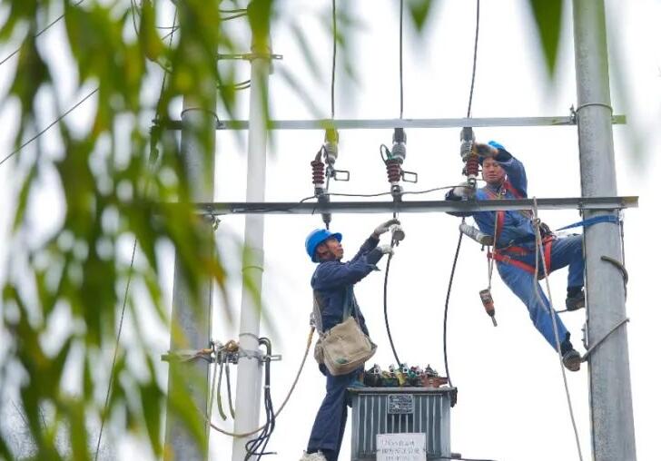 貴州麻江供電局變壓器增容改造 保元旦用電無(wú)憂