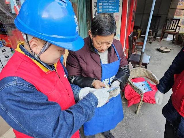 國網白河縣供電公司張貼電力服務聯(lián)系卡 提升客戶電力獲得感