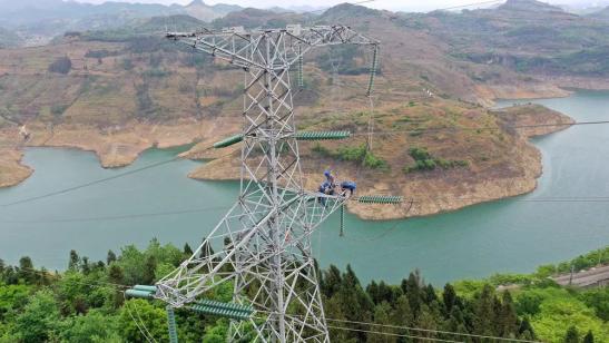 貴州興義供電局高空之上，用責(zé)任守護(hù)安全送去光明