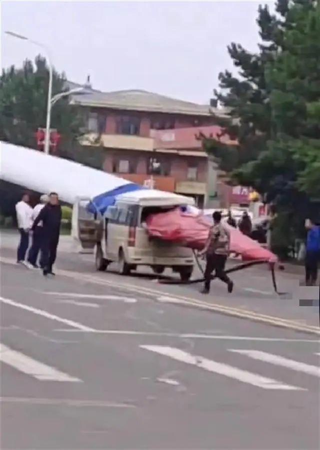 黑龍江一面包車被風(fēng)電機葉片刺穿，知情人：車上載有7人