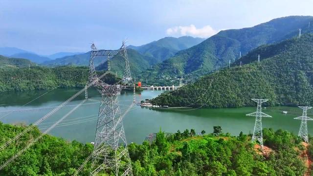 瀾滄江上巡線工 風(fēng)雨無(wú)阻保供電