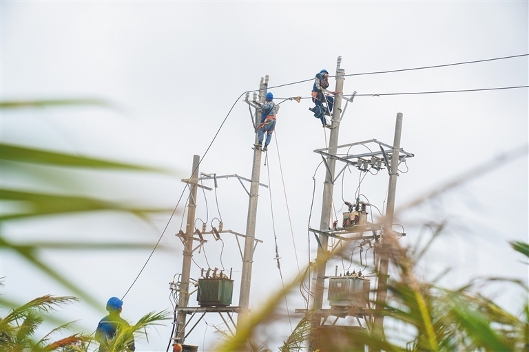 保亭、三亞等多個(gè)市縣供電隊(duì)伍全力支援文昌搶修復(fù)電