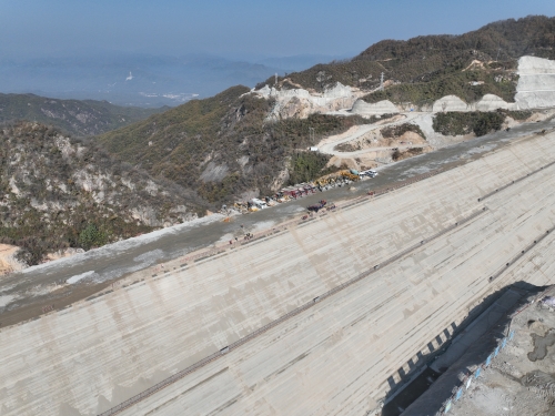 河南魯山抽水蓄能電站上水庫大壩填筑到頂