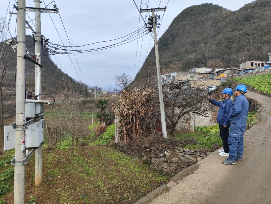 貴州清鎮(zhèn)供電局春節(jié)保供電 “滿格電力”進(jìn)萬家