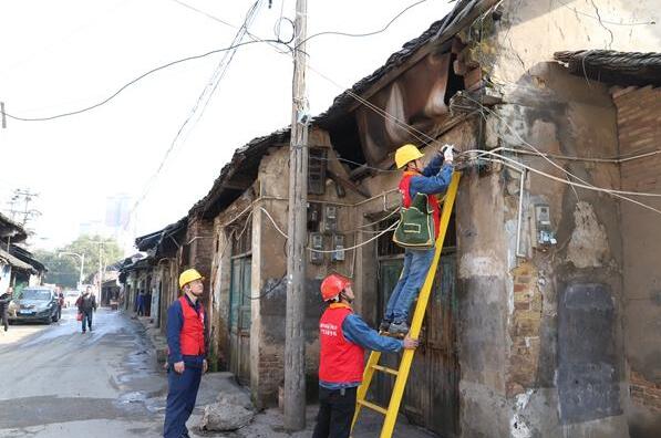 冷水灘供電公司為棚戶區(qū)居民安全用電“保駕護航”