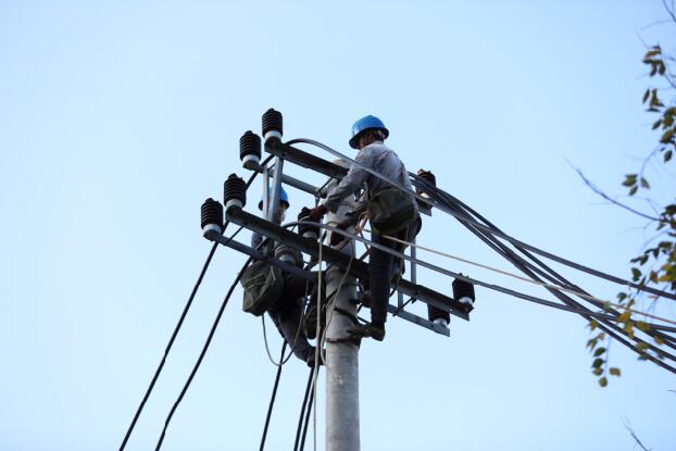 福安供電：土方車惹禍撞斷電桿  供電部門14小時搶修恢復供電